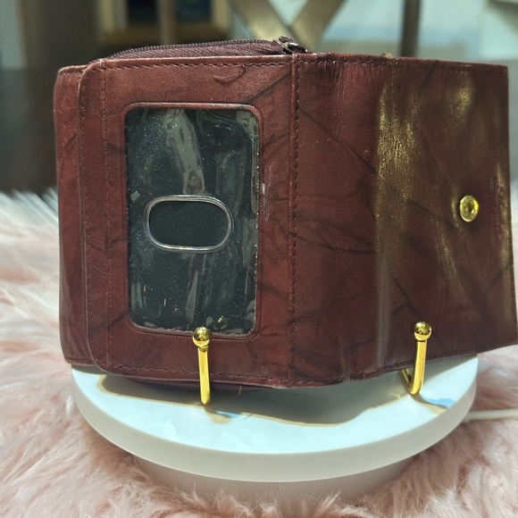 Buxton women's Top Grain Cowhide
Exterior Burgundy Wallet - Picture 4 of 11